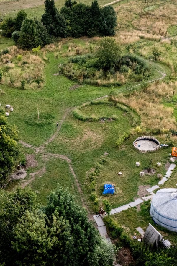 08-07-2025 MAASBOMMEL De natuurschool Rond het Vuur in Maasbommel, de kids krijgen les in Yurts | dgfoto | editie Maas en Waal Foto Eveline van Elk