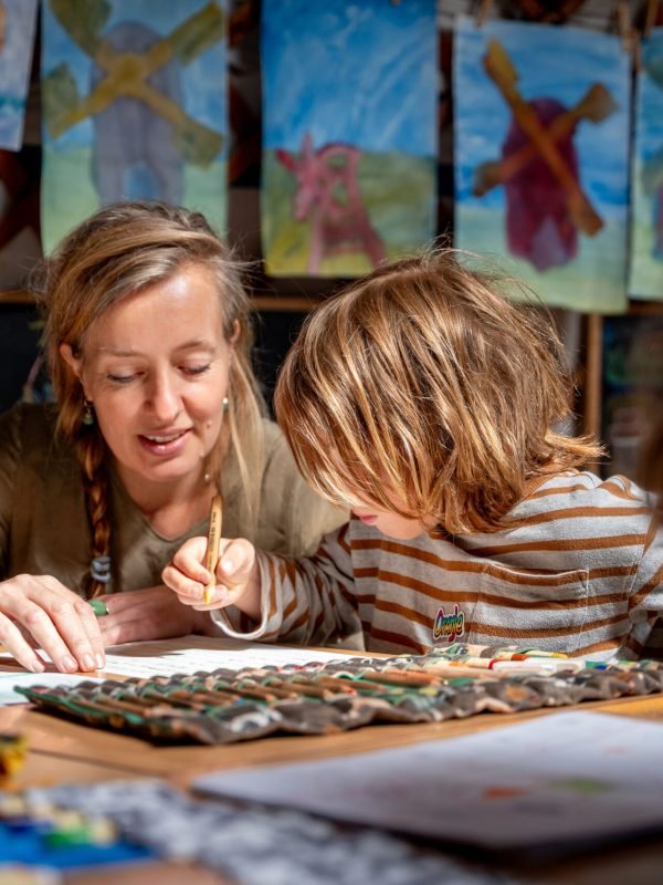 08-07-2025 MAASBOMMEL De natuurschool Rond het Vuur in Maasbommel, de kids krijgen les in Yurts | dgfoto | editie Maas en Waal Foto Eveline van Elk