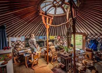 08-07-2025 MAASBOMMEL De natuurschool Rond het Vuur in Maasbommel, de kids krijgen les in Yurts | dgfoto | editie Maas en Waal Foto Eveline van Elk